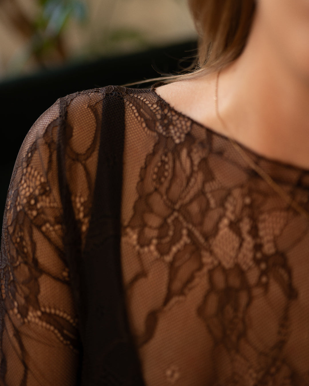 HAUT EN DENTELLE MARRON