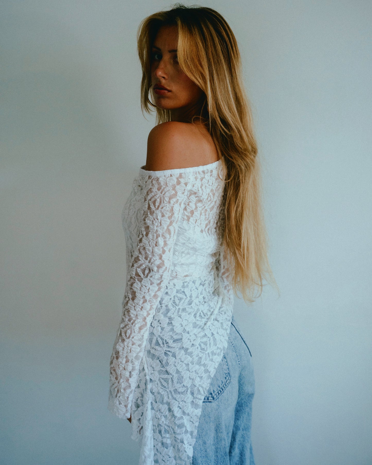 TOP DENTELLE ASYMÉTRIQUE