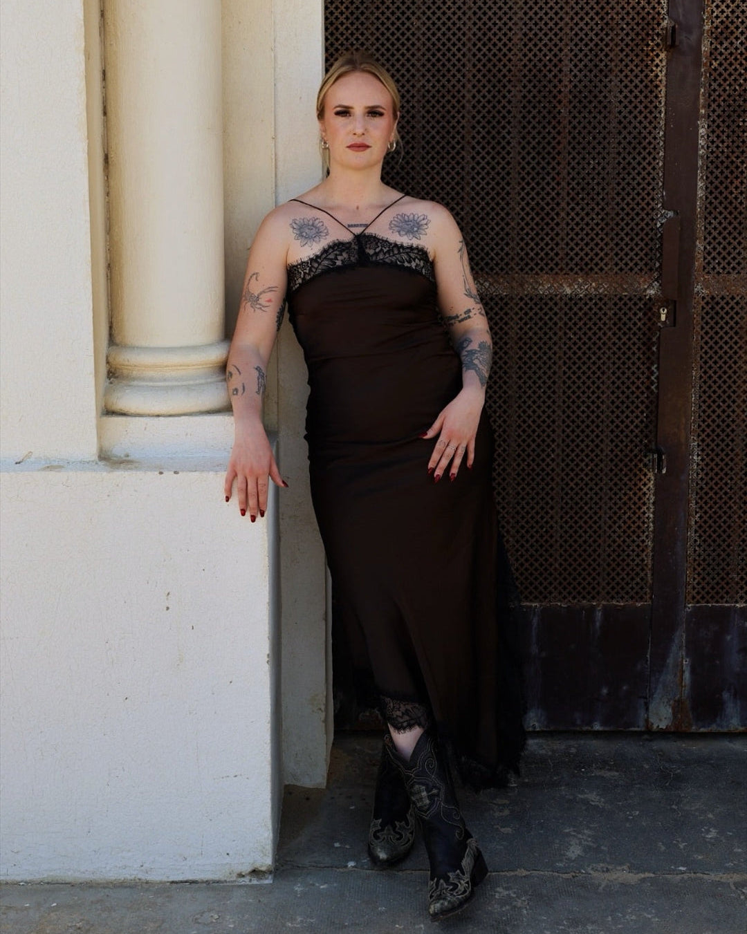 ROBE MARRON SATINÉE