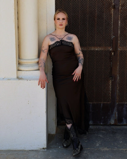 ROBE MARRON SATINÉE